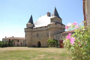 Le château féodal de Sigournais