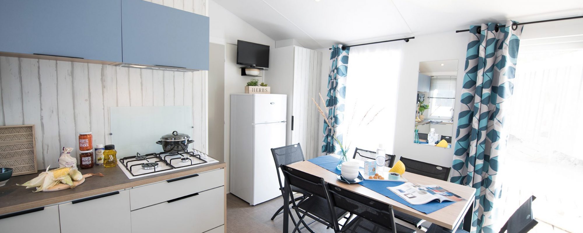 Location mobilhome 3 chambres camping saint gilles croix de vie : salon