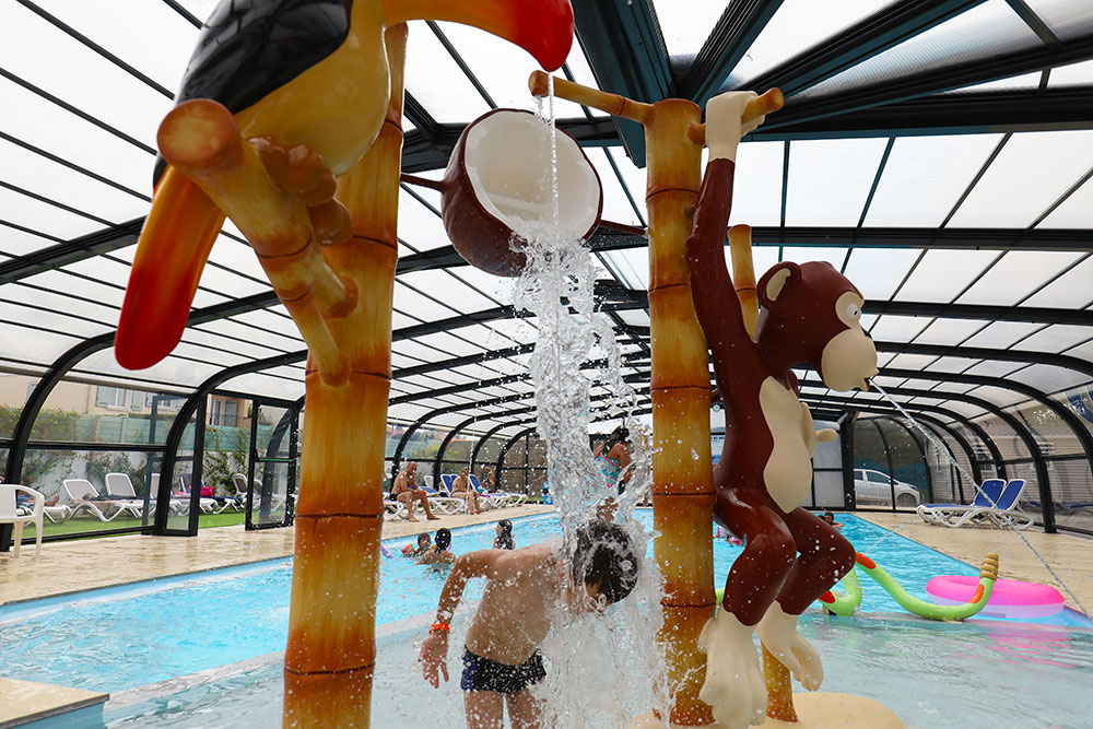 jeux aquatiques de la piscine du camping st gilles