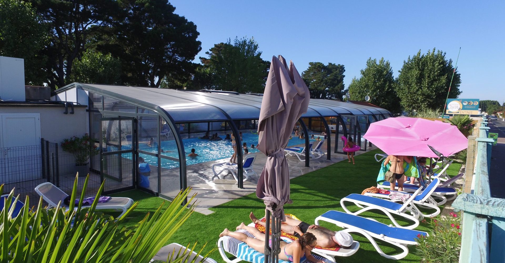 vue globale piscine couverte camping vendée