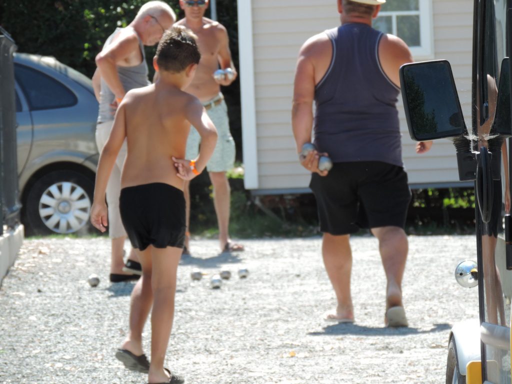 joueurs pétanque camping