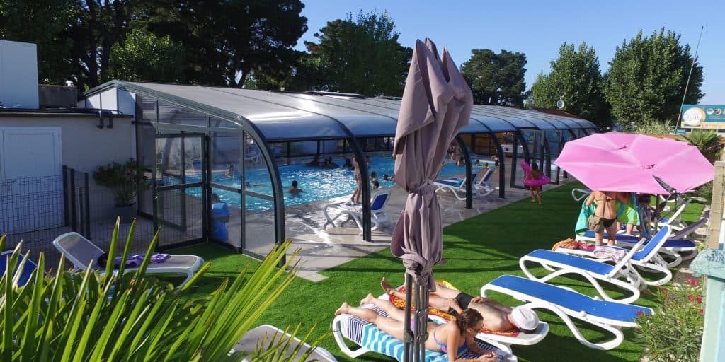 Piscine couverte et chauffée au camping du Domaine Oyat près de Notre-Dame-de-Riez